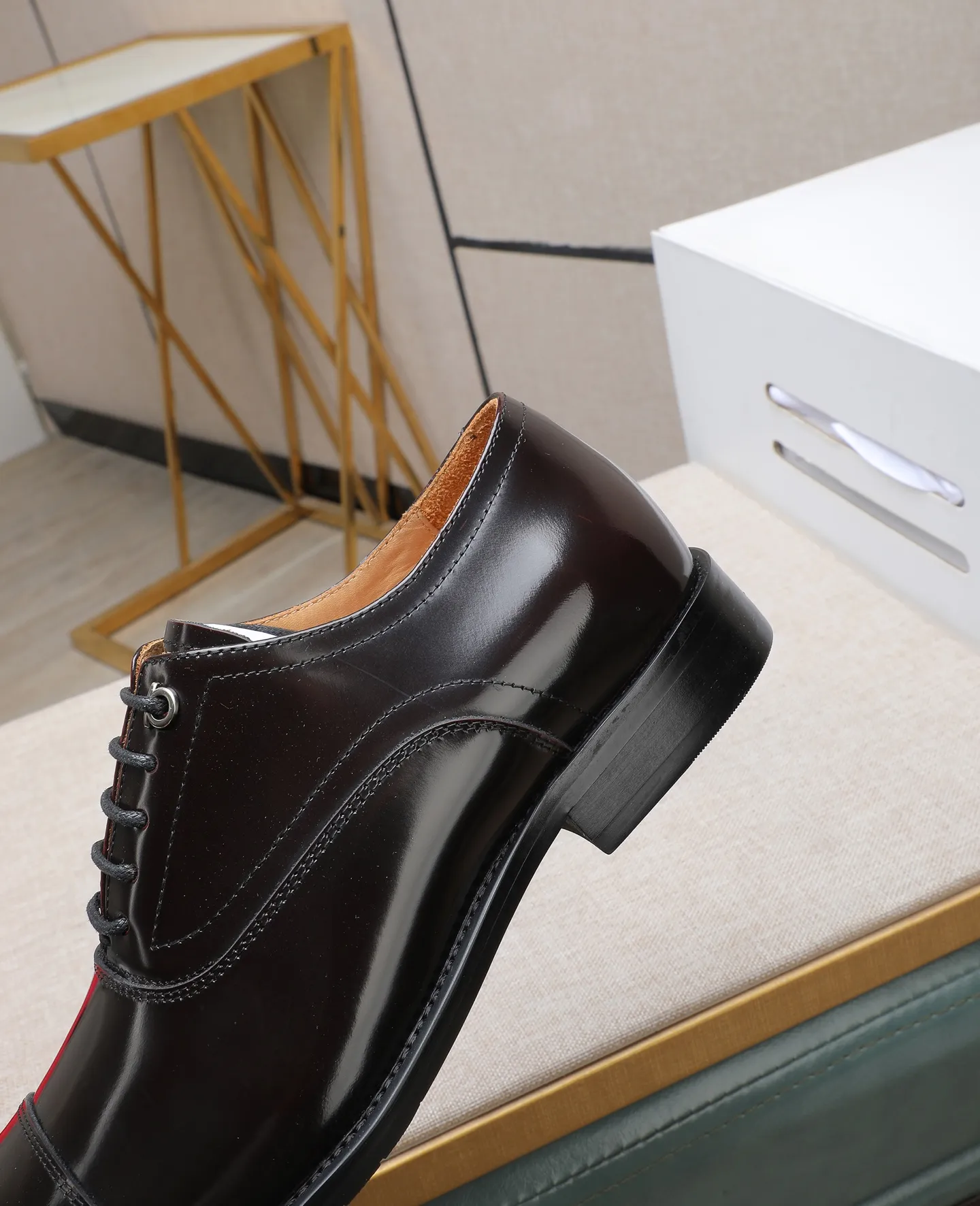 Men's shoes 💰540📛📛 (water-dyed cow lining) Salvatore Ferragamo high-end (Salvatore Ferragamo) is the world's top luxury footwear brand, coming from the fashion kingdom of Italy. It is famous all over the world for its traditional handmade design and novel styles... 🚶🏻🚶🏻New suit shoes are available simultaneously at the counter. This model is made of pure handmade imported Italian calfskin ➕soft water-dyed cowhide lining Original authentic outsole🌀🌀Size: 38➖44 (45 46 customized)